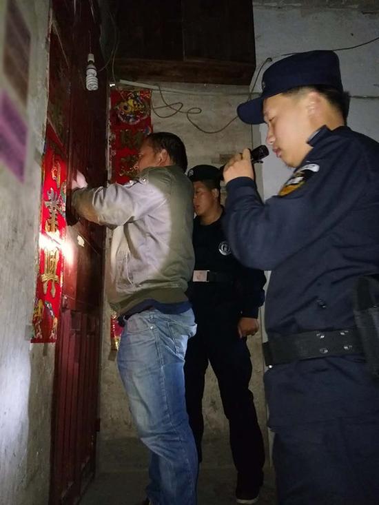 本溪粗心妈妈误将幼女锁家中 民警全城寻开锁师傅开门